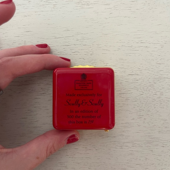 Scully and Scully Halcyon Days Rockefeller Center Enamel Box - Picture 4 of 4